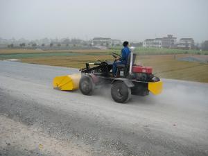 Balayeuse montée sur tracteur