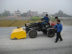 Balayeuse montée sur tracteur